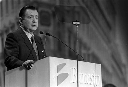 Alfredo Sáenz interviene en la junta de accionistas de Banesto en febrero de 1997.