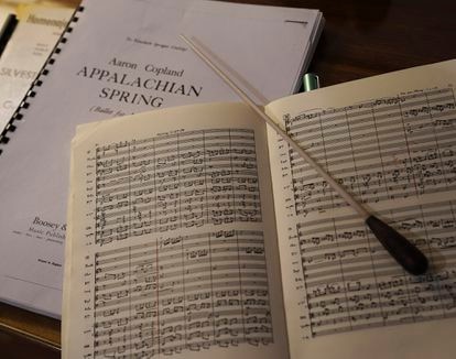La batuta de Alondra de la Parra, sobre la partitura de una obra fundamental del siglo XX, Primavera apalache, del compositor estadounidense Aaron Copland (1900-1990).