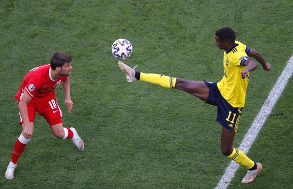 St.petersburg (Russian Federation), 23/06/2021.- Alexander Isak (R) of Sweden in action against Bartosz Bereszynski (L) of Poland during the UEFA EURO 2020 group E preliminary round soccer match between Sweden and Poland in St.Petersburg, Russia, 23 June 2021. (Polonia, Rusia, Suecia) EFE/EPA/Maxim Shemetov / POOL (RESTRICTIONS: For editorial news reporting purposes only. Images must appear as still images and must not emulate match action video footage. Photographs published in online publications shall have an interval of at least 20 seconds between the posting.)