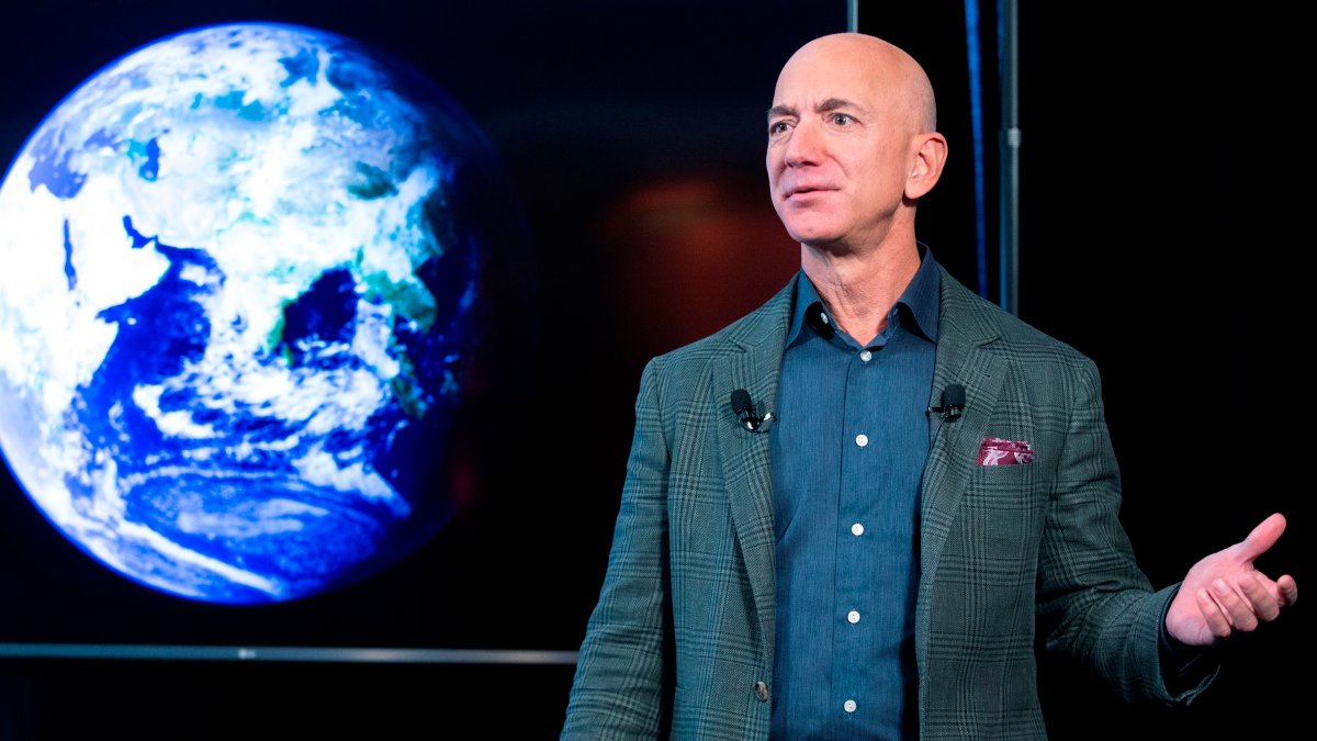 Decenas de miles de personas firman para que Jeff Bezos no regrese a la Tierra