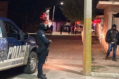 Miembros de la policía estatal mexicana vigilan el área donde un comando armado asesinó a nueve personas en la ciudad de Fresnillo, Zacatecas.