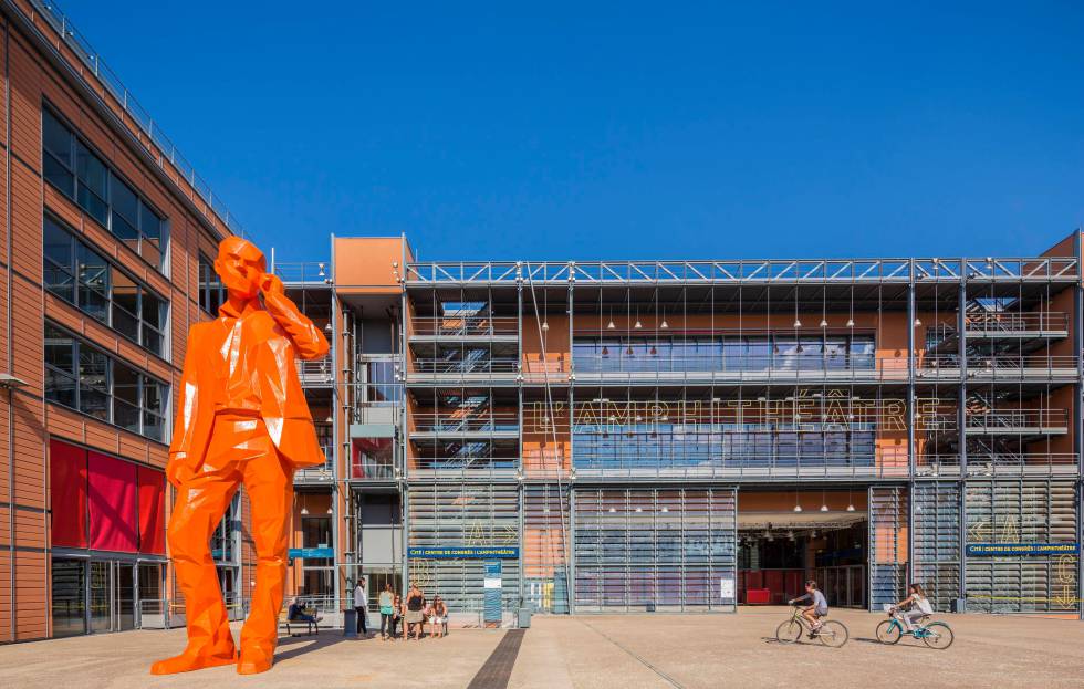 La Cité Internationale, un área residencial y de negocios ideada por el arquitecto Renzo Piano. En primer término, una de las esculturas de la serie 'Les Habitants', realizada por Xavier Veilhan.