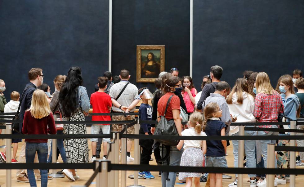 Visitantes ante 'La Gioconda', en el Louvre (París)