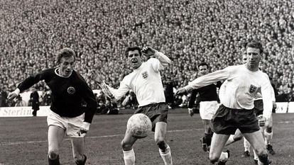 Law, a la izquierda, marca en el Inglaterra-Escocia de 1967 disputado en Wembley.