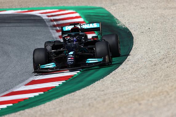 Hamilton lleva dos carreras destacando el enorme incremento de velocidad en recta de Red Bull