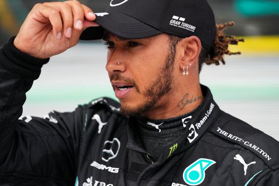 Hamilton pidió al equipo evoluciones para derrotar a Verstappen