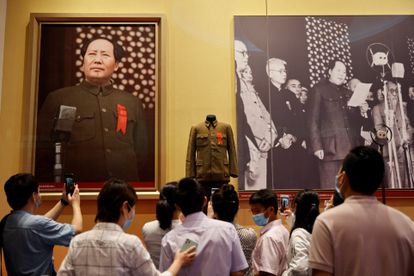 Un grupo de personas contempla imágenes de Mao Zedong en el Museo de Historia del Partido Comunista de China en Pekín 