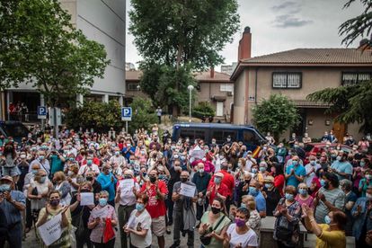 Concentración en el centro de salud de Orcasitas, en protesta por el anuncio del cierre de ambulatorios, el pasado 28 de mayo. 