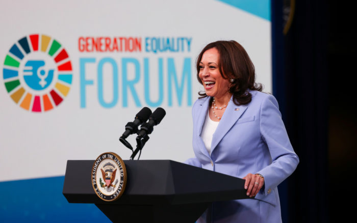 La igualdad de género fortalece la democracia, dice Kamala Harris