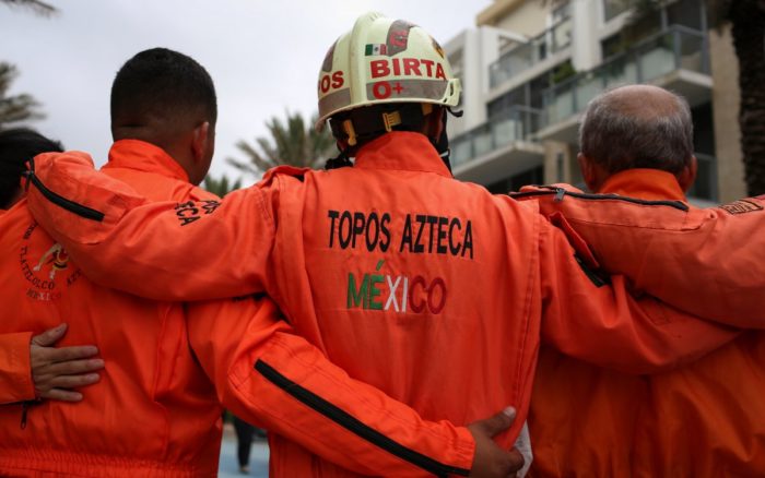‘Topos Azteca’ se quedan esperando a poder ayudar en el rescate del edificio de Miami