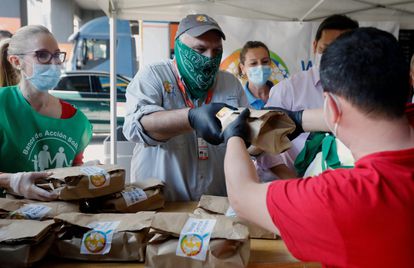 José Andrés, en el centro de la imagen, participando en un reparto de menús por la crisis económica y social derivada de la pandemia por coronavirus en Valencia en junio de 2020.