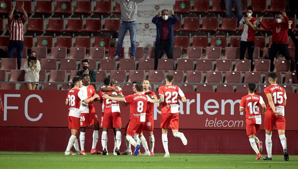 3-0: El Girona arrolla al Almería y pone pie y medio en la final del ‘playoff’