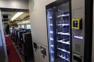 Las máquinas de 'vending' sustituyen a la cafetería en los trenes Avlo de Renfe.