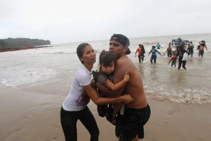 Migrantes venezolanos llegan a la costa en la playa Los Iros en Erin, Trinidad y Tobago, en noviembre de 2020. 