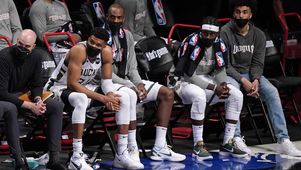 Giannis Antetokounmpo observó la paliza de los Nets a los Bucks en el segundo partido de la eliminatoria sentando en el banquillo en el último cuarto.