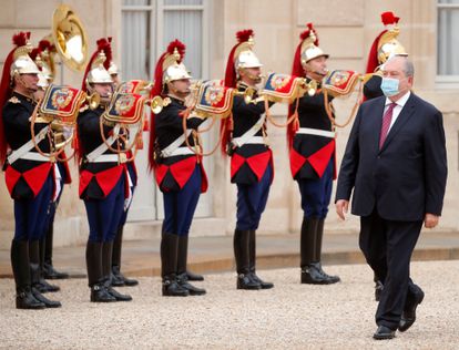 Armén Sarkisián llega al Palacio del Elíseo en París, para reunirse con su homólogo francés, Emmanuel Macron, el pasado octubre.