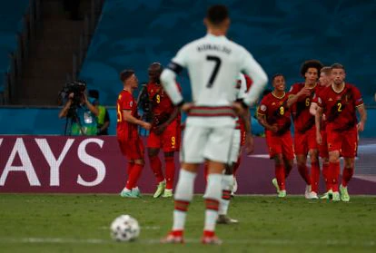 Los jugadores de Bélgica celebran su gol ante la mirada de Cristiano Ronaldo.