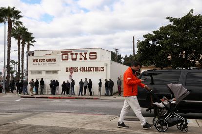 California luchará contra el fallo judicial que acaba con el veto a los rifles de asalto