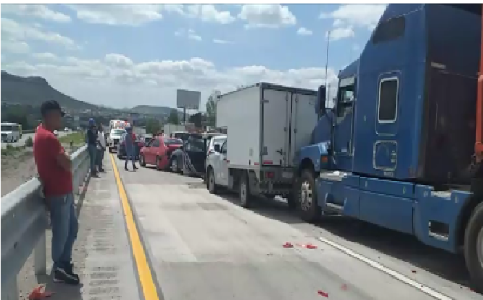 Carambola de 7 autos en la autopista México- Querétaro,  a la altura de San Juan del Río
