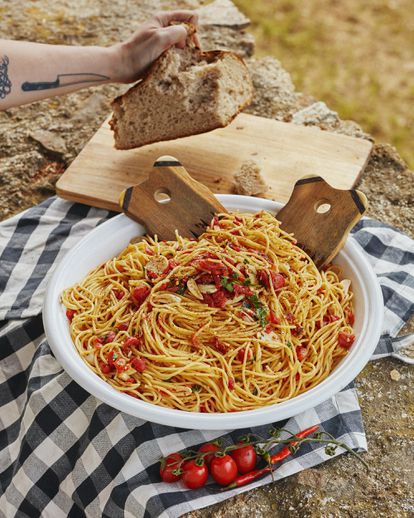 Recetas para el reportaje cenas de veranl. 'Que la noche nos pille con la mesa puesta´. En la imagen, Espaguetis contomate, perejil,ajo y guindilla