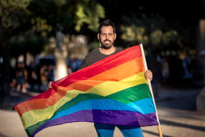Rubén Moreno, el lunes, con una bandera arcoíris en Valencia.



