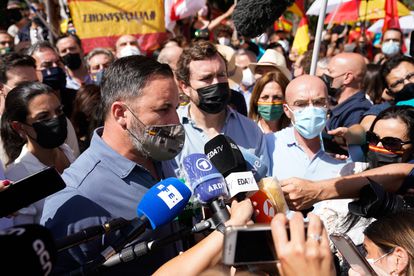 El líder de Vox, Santiago Abascal, ofrece declaraciones a los medios, en una concentración contra los indultos a los presos del 'procés' en la Plaza de Colón, el pasado domingo, en Madrid (España).