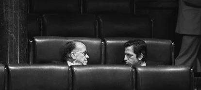 Santiago Carrillo y Adolfo Suárez charlan sentados en unos escaños en el Congreso de los Diputados en 1983.