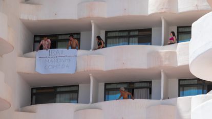 Varios jóvenes que permanecen en aislamiento en el hotel Palma Bellver de Palma, este martes.