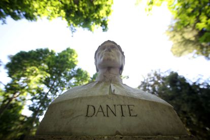 El busto de Dante Alighieri en el parque Villa Borghese, en Roma.