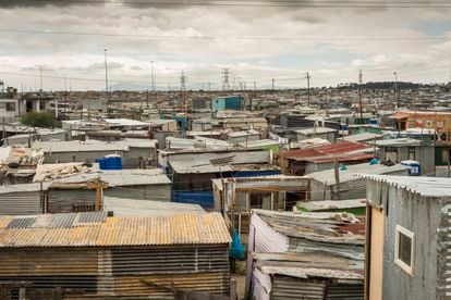 Vista de los tejados y viviendas informales de Khayelitsa, uno de los asentamientos más grandes y más pobres de Ciudad del Cabo, Sudáfrica. Se trata del país con mayores cifras del mundo en VIH: hasta 7,6 millones de personas conviven con la enfermedad, casi el 14% de la población, y todavía 72.000 murieron en 2019. Pero también es donde se han alcanzado importantes logros, pues la mortalidad ha descendido un 60% en la última década