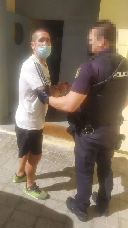 El exboxeador Poli Díaz, en el momento de ser detenido por la Policía Nacional en Las Palmas de Gran Canaria este miércoles.