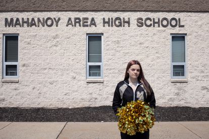 Brandi Levy, frente a su instituto de Mahanoy en Pensilvania.