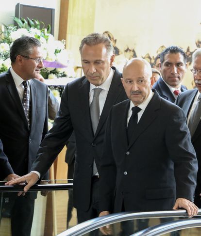 Juan Ramón Collado (segundo por la izquierda), junto al expresidente Carlos Salinas de Gortari, en 2016. 