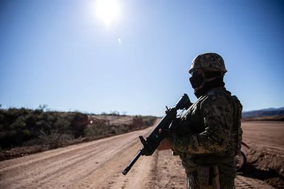 Un soldado del ejército mexicano hace guardia en La Morita, Sonora.