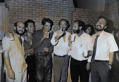 Paco Lucena, Miguel Ríos, Joaquín Sabina, Javier Krahe, Manolo Paniagua (dueño del local La Mandrágora) y Juan Barranco (exalcalde de Madrid), después de un concierto en Las Ventas en 1986. Foto cedida por Paco Lucena.