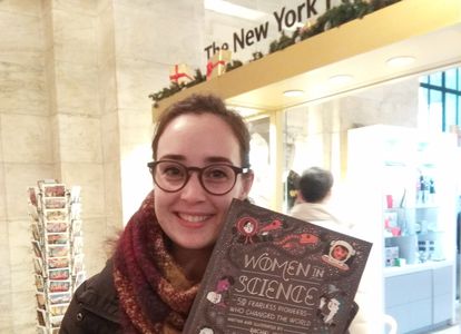 La investigadora Elena Ceballos, el pasado año en Nueva York con un libro sobre mujeres y ciencia.