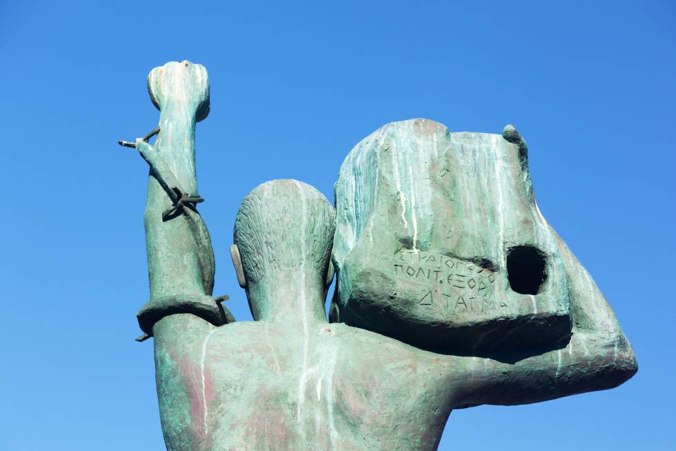 La estatua dedicada a los prisioneros políticos en la isla de Makronisios.