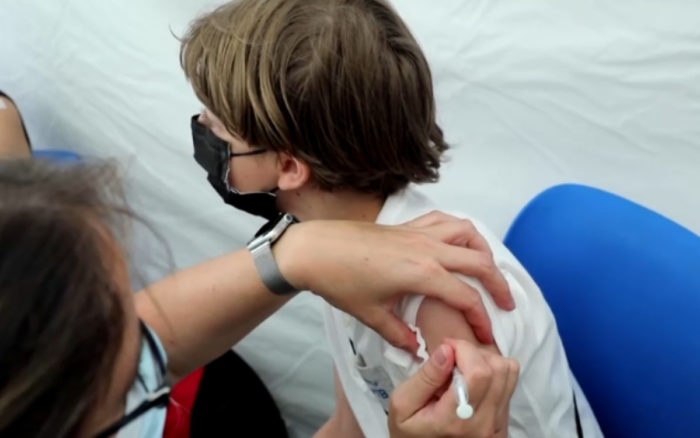 Francia comienza a administrar vacunas anti-Covid a niños de 12 años