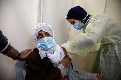 Israel da un giro en la estrategia de vacunas para palestinos al entregarles más de un millón de dosis