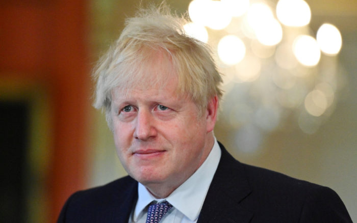 Johnson espera más datos sobre rumbo del Covid antes de levantar restricciones en Reino Unido