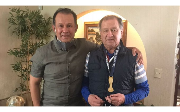 Juan Reynoso obsequia su medalla de campeón a Enrique Meza | Video