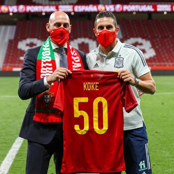 Koke Resurección recibió una camiseta con el número 50, de manos de Rubiales, presidente de la RFEF.