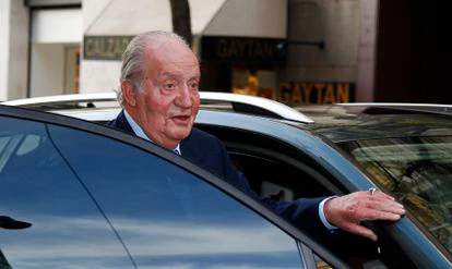 El rey emérito Juan Carlos sube a un vehículo, en Madrid en diciembre de 2017.