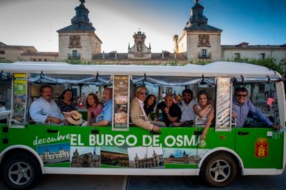 La asociación El Hueco ha fletado un mini autobús eléctrico por la repoblación con el lema Conoce El Burgo de Osma, dentro del programa Presura contra el abandono rural.