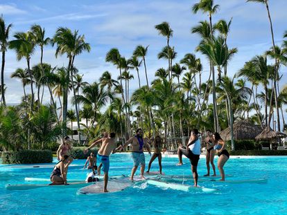 Un grupo de turistas bailan en la piscina de un hotel de Punta Cana, el pasado 1 de diciembre.