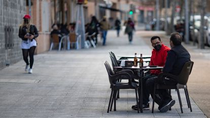 Dos personas en una terraza de un bar de Carabanchel (Madrid).