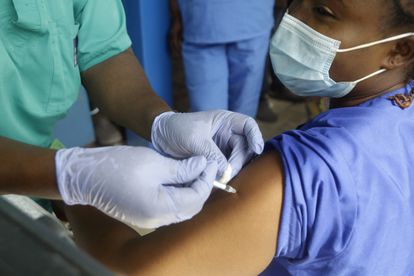 Una enfermera de un hospital de Yaba, en Nigeria, recibe la primera dosis de la vacuna contra la covid-19 el pasado mes de marzo.