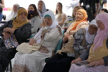 Mujeres de Srebrenica siguen la transmisión en directo del Tribunal de Crímenes de Guerra de Yugoslavia en La Haya y conocer el veredicto para el exjefe militar Ratko Mladic.