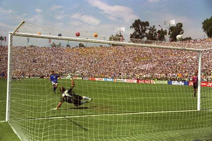 Baggio dispara alto ante Taffarel en la final del Mundial de 1994 entre Brasil e Italia.
