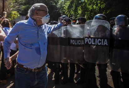 El periodista Carlos Fernando Chamorro es asediado por oficiales de policía en en diciembre de 2020, en Managua.